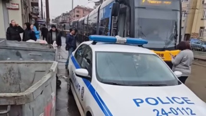 МВР разследва полицаи, спрели патрулката си на трамвайните релси (+ВИДЕО)