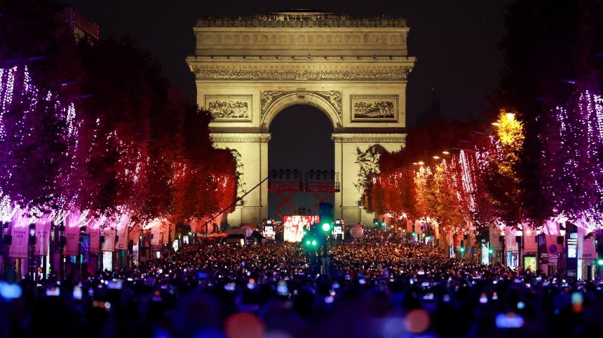 Коледните светлини на "Шанз-Елизе" грейнаха с впечатляващо шоу в Париж (+ВИДЕО)