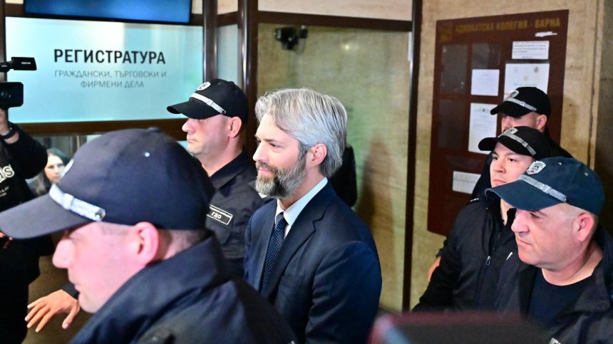 Поддръжници посрещнаха Благомир Коцев пред Съдебната палата във Варна (+ВИДЕО)