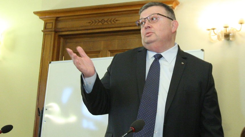 Цацаров поиска прокуратурата да провери действията му и твърденията на премиера Петков