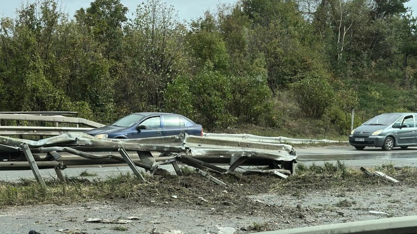 Камион се обърна на АМ "Хемус" и образува тапа