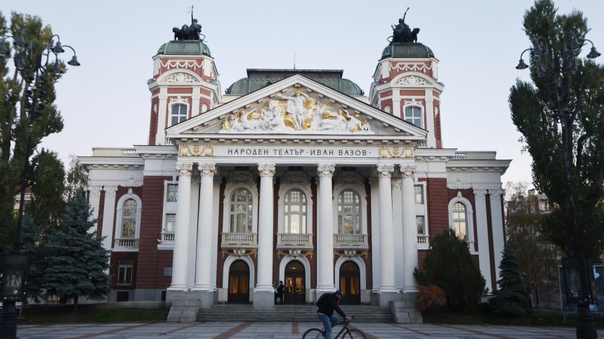 Напрежение около Народния театър: Актьори и Мариан Бачев в спор за задкулисие