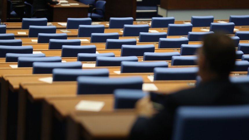След протестите: Час трябваше на депутатите за кворум, за да заработи парламентът