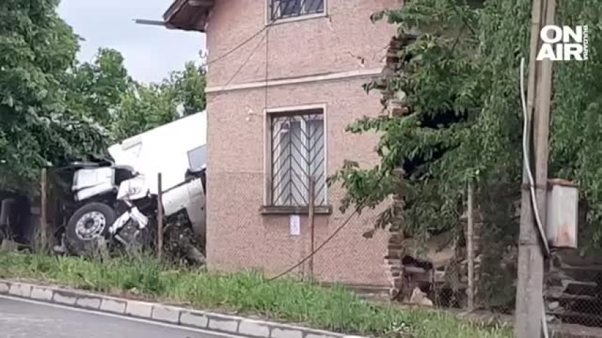 Турски ТИР се заби в къща в монтанско село, едва не уби възрастен мъж
