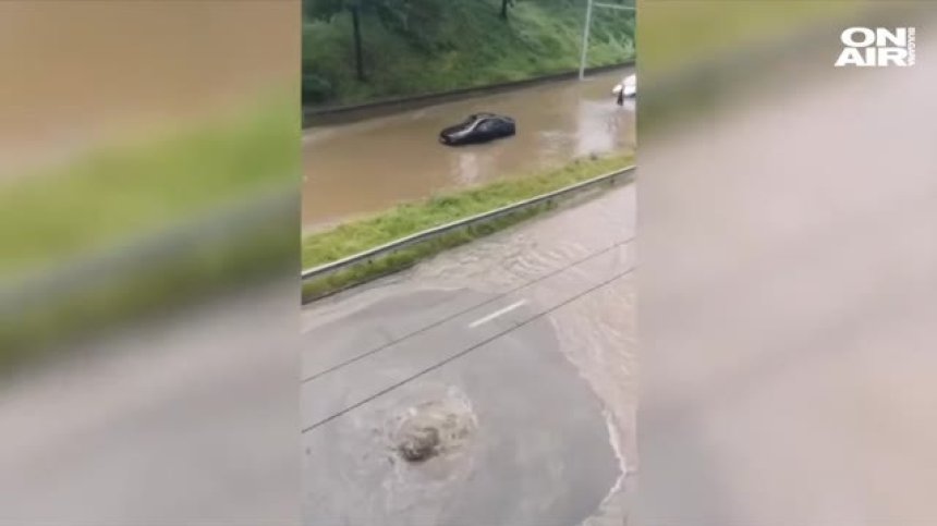 При по-силен дъжд - центърът на Русе е под вода, шахти извират като гейзери