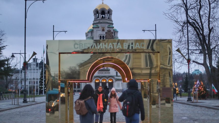 Премахват златната арка пред "Св. Александър Невски" в София