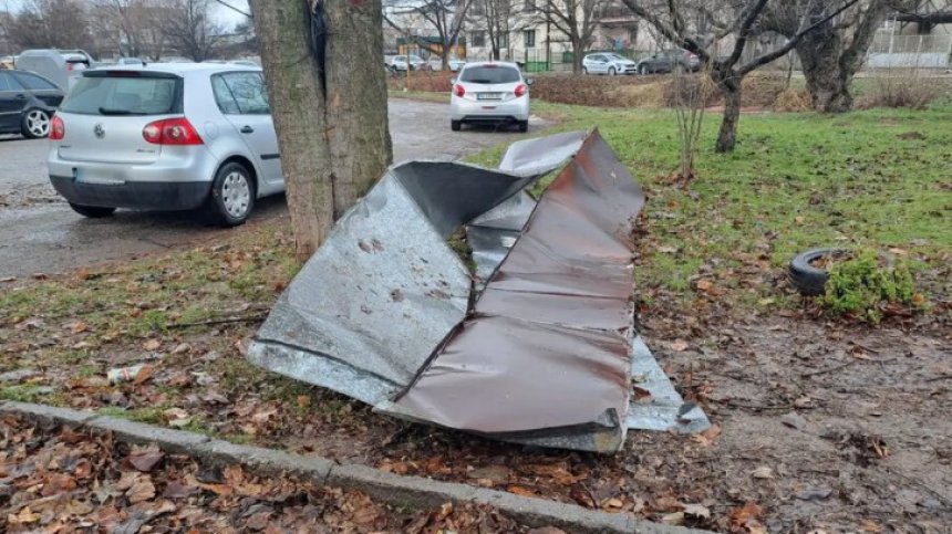 Паднали дървета, стълбове и откачени ламарини в Ямбол заради бурен вятър