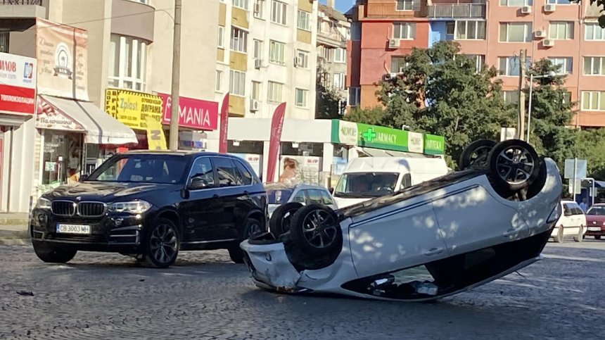 Кола се обърна по таван на столичен булевард