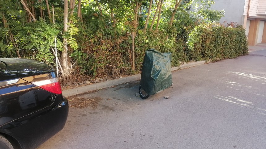 С покривало, халка и верига: Велосипед пази паркомястото, когато автомобилът отсъства