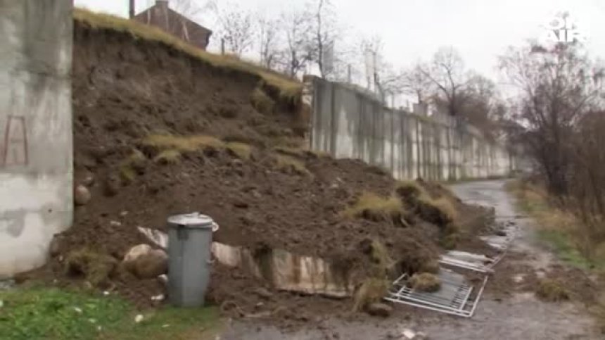 Срути се подпорна стена след порой край Кочериново