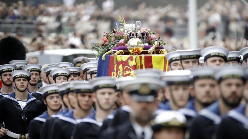 Погребението на кралицата няма равно по мащаб за последните 60 години - гайди, военни...