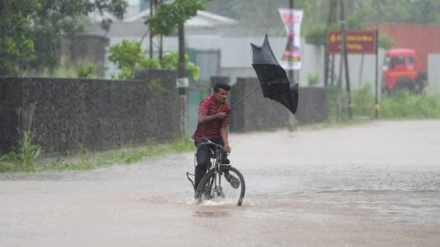 Шри Ланка под вода: Увеличават се жертвите и щетите от наводненията (СНИМКИ)