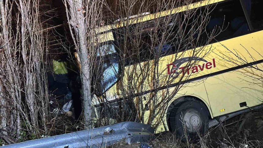 Шофьорът от катастрофиралия автобус е с фрактура, екскурзоводът - със счупени прешлени