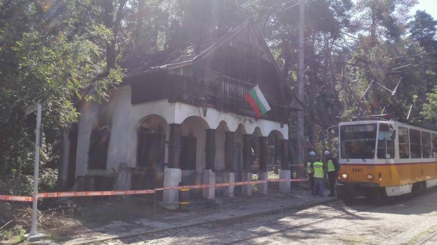 Емблематичната за софиянци спирка "Вишнева" бе обхваната от пламъци