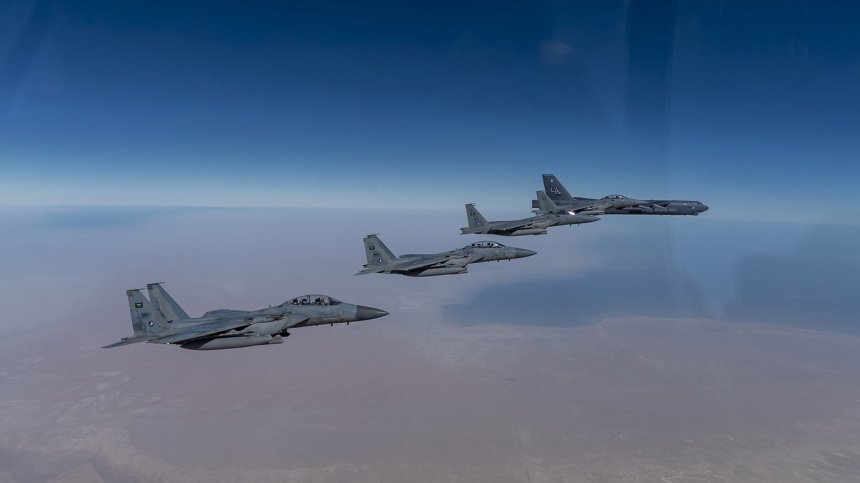 Два американски бомбардировача В-52 ще прелетят над Балканите
