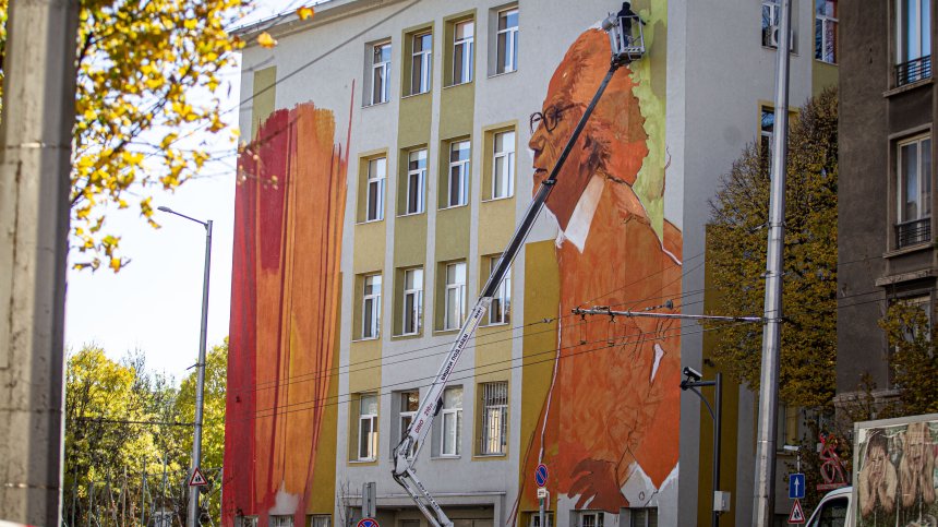 Жест към Кристо: Образът му краси фасадата на Софийската математическа гимназия