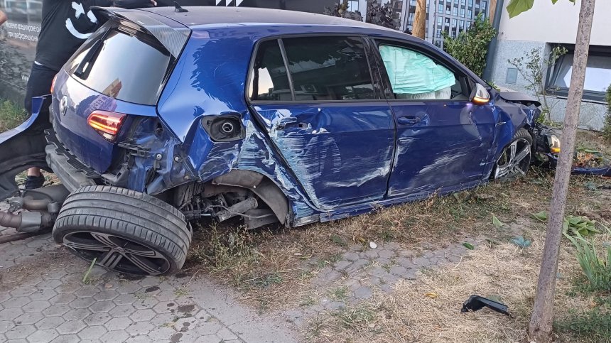 Пиян шофьор се заби в блок в София, оцеля и от гнева на минувачите