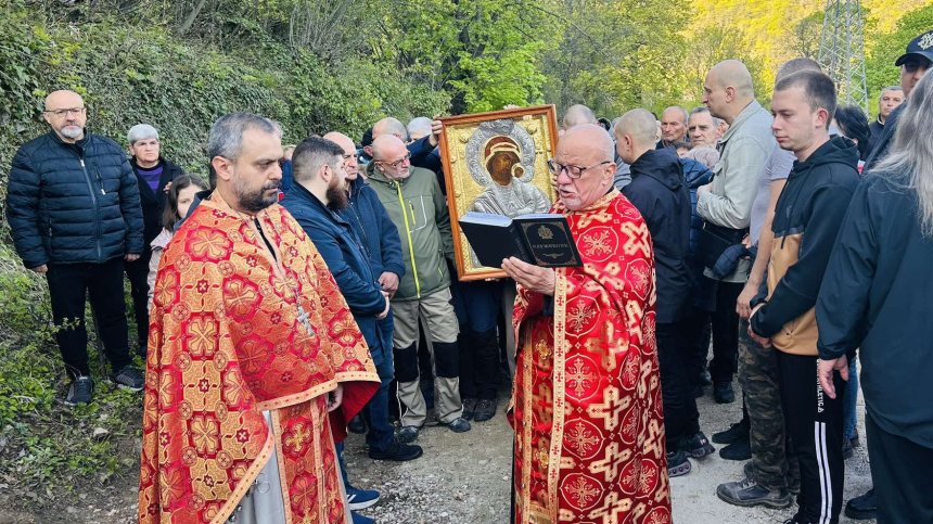 Хиляди вярващи съпровождат чудотворната икона от Бачковския манастир