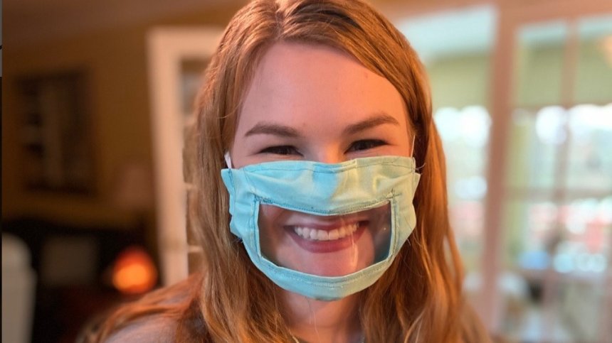 Студентка създаде прозрачни маски за хората с увреден слух