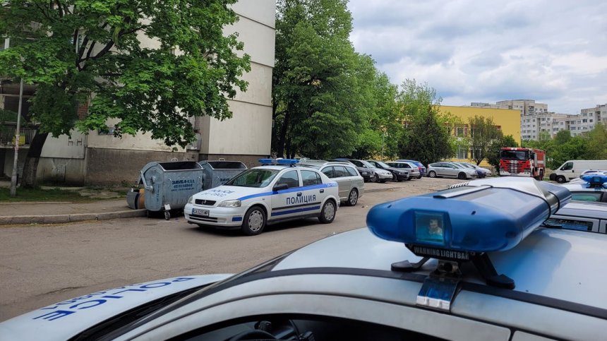 Бивш затворник се барикадира в дома си в София, хвърля газови бутилки, печки, телевизор