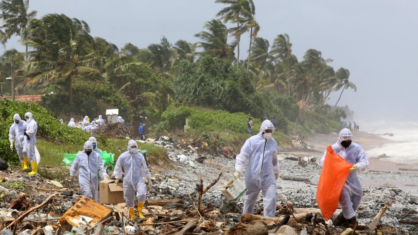 Девети ден в Шри Ланка гори контейнеровоз, превозващ химикали (+ВИДЕО)