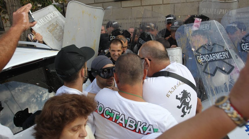 Политолози: Борисов ще опита да остане на власт, няма логика за оставка