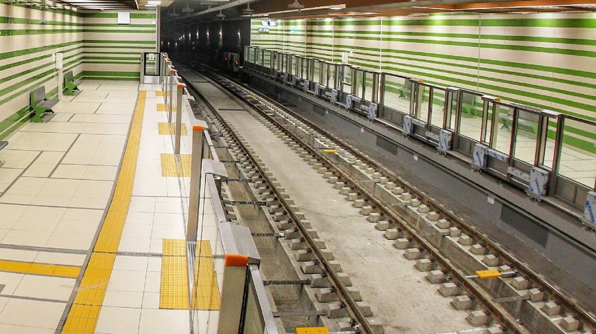 Пристигна първият влак, който ще замени руските машини в метрото в София (+ВИДЕО)