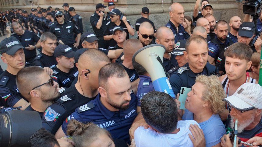 "Може да ни вземат и герба, и знамето": Привърженици на "Възраждане" обезоръжиха полицай (+ВИДЕО)