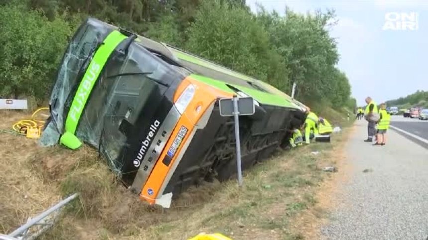Автобус катастрофира в Германия, 16 души са ранени