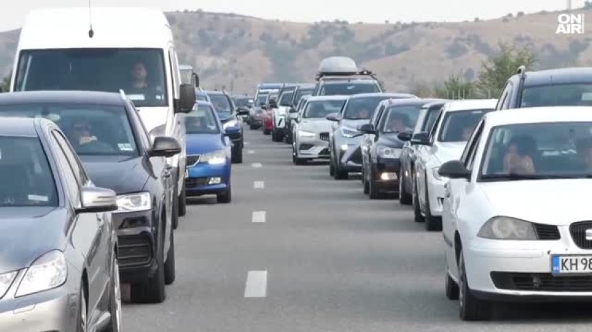 Чакането с часове не отчайва тръгналите към Гърция хиляди българи (+ВИДЕО)