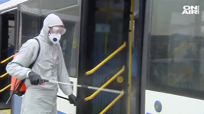 Раздават маски и дезинфектанти на пътниците в градския транспорт във Варна