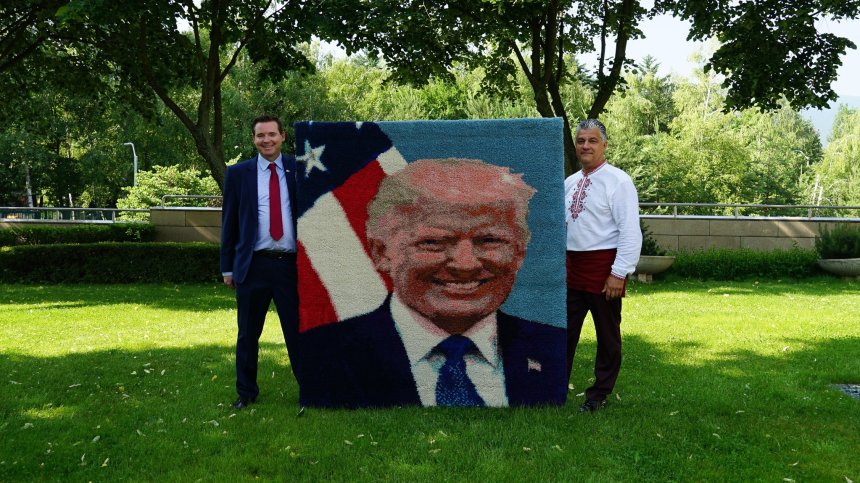 Уникален тъкан портрет на Доналд Тръмп пътува от България към САЩ