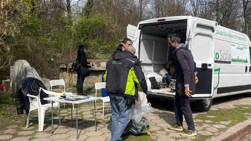 СО събра рекордни количества опасни отпадъци с мобилен пункт