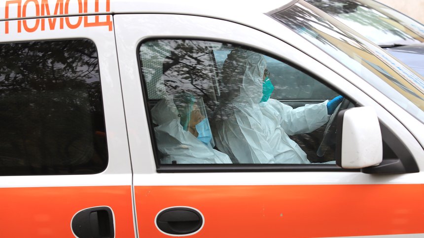 Пациенти починаха в болница в Пловдив, чакали на стълбите за прием