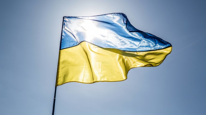 Руското посолство с остра реакция за украинското знаме на Столичната община