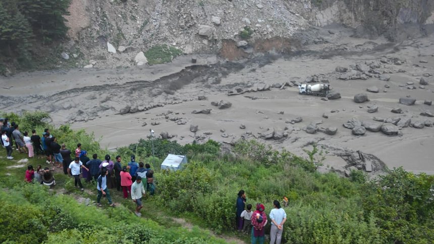 Река разруши главния мост между Непал и Китай, 18 души изчезнаха (+СНИМКИ)