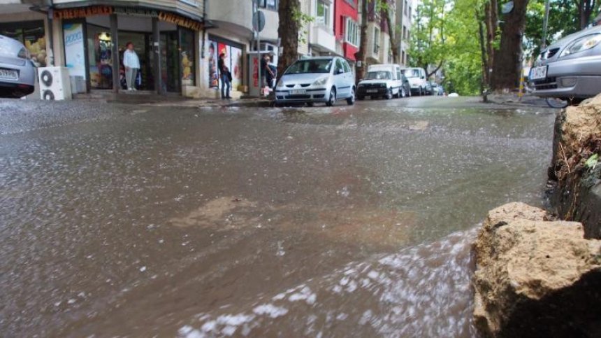 Порой с градушка се изля над Варна, гейзери с вода по пътя към Виница