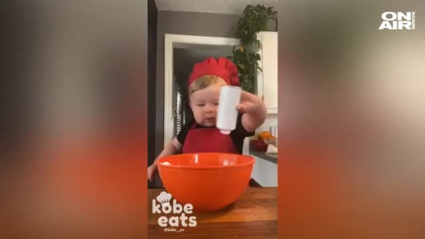 Готвещо бебе на 1 годинка се превърна в сензация в социалните мрежи