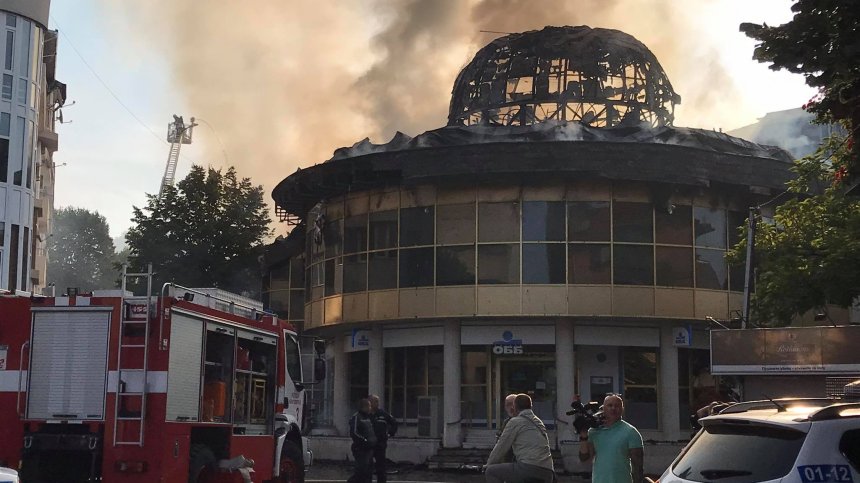 Пожар в центъра на Благоевград изпепели емблематичната сграда "Купола"