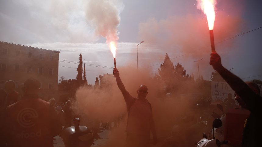 Протести, шествия и затворени улици в Атина днес