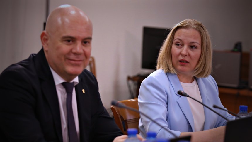 Йорданова каза кой трябва да разследва главния прокурор