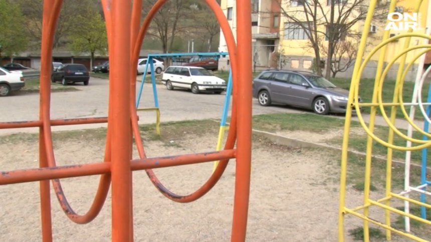 Паркинг на детска площадка в Благоевград 
