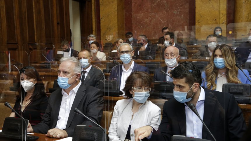 Лозунги "Крадци" и "Слуги на Вучич" посрещнаха новите депутати в Белград