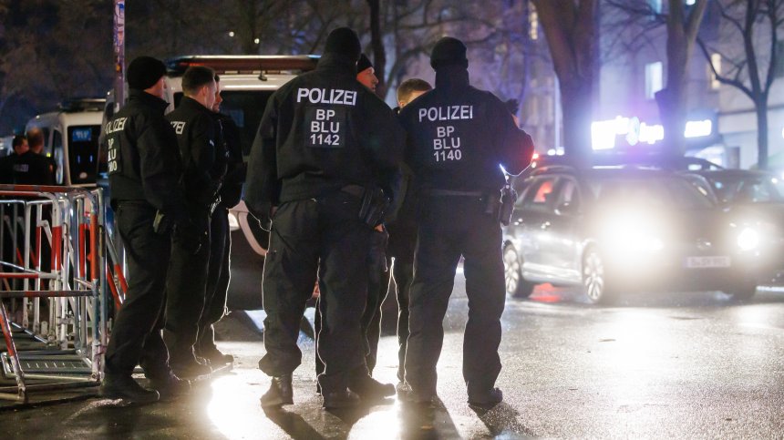 Заложническа криза в Германия: Жена се барикадира в болница, държи над 10 души