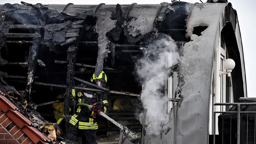 Поне 3-ма загинали, след като самолет се разби в жилищна сграда в Германия (Видео)