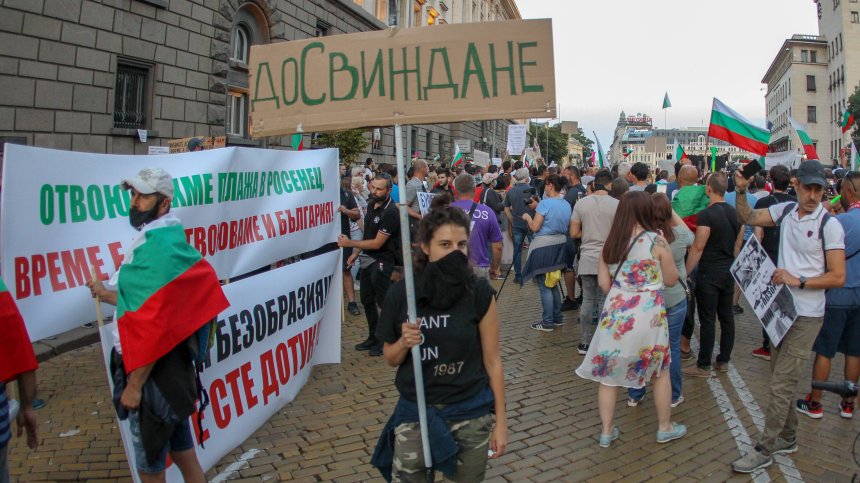Девети ден на протести срещу властта, вече и пред Съдебната палата