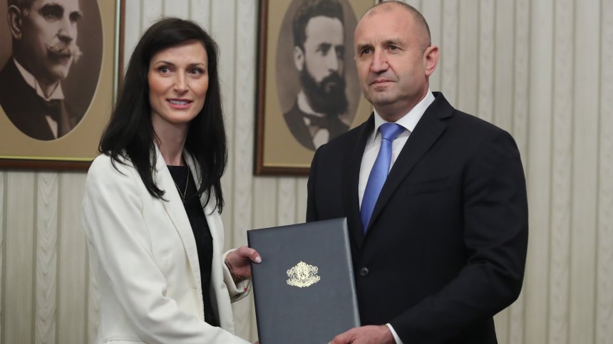 Радев връчи мандата на Мария Габриел: Очакват Ви доста препятствия, предстоят решителни дни