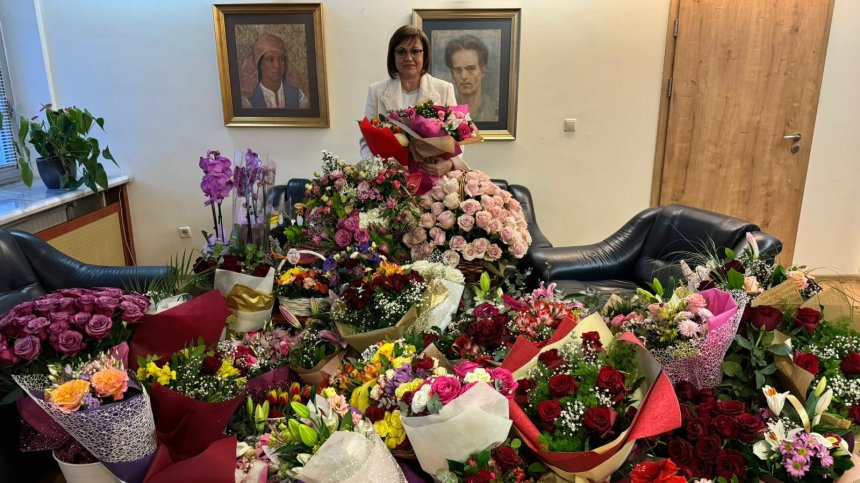 Обсипаха Нинова с цветя за ЧРД, тя им благодари с песен на Емил Димитров (+ВИДЕО)