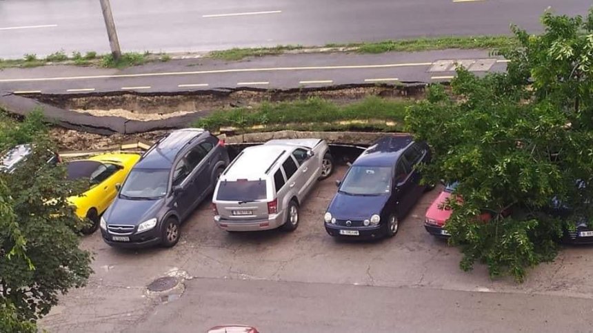 Срутилата се стена, която е част от велолея - само от бетонни блокчета, без арматура