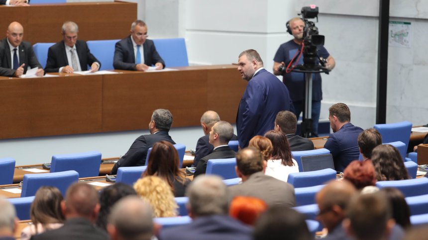 Депутатите гласуват пет законопроекта по ПВУ и промените в Конституцията